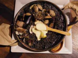 スペイン料理　イカスミのパエリア