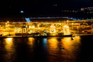 港の灯りが水面に反射する風景