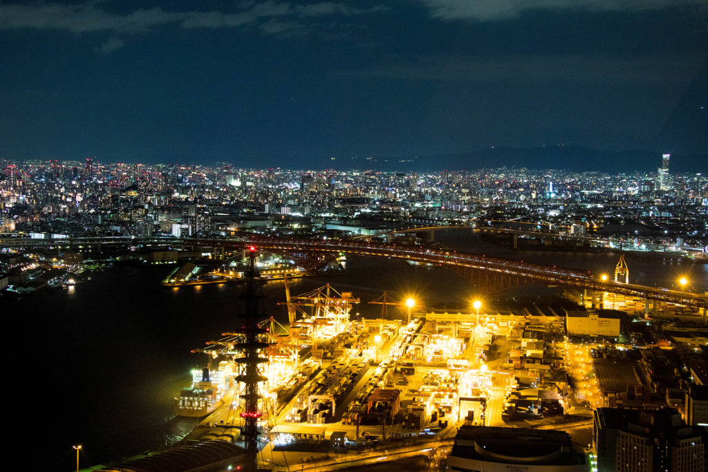 大阪の夜の街を一望できるコスモタワー展望台からの夜景