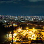 大阪の夜の街を一望できるコスモタワー展望台からの夜景