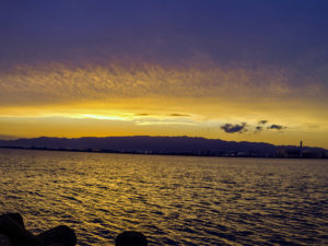 大阪湾　陽が沈んだ後の夕景